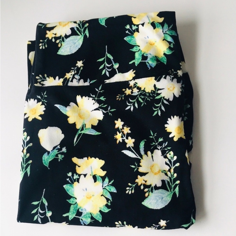 Beautiful Yellow and White Floral Leggings